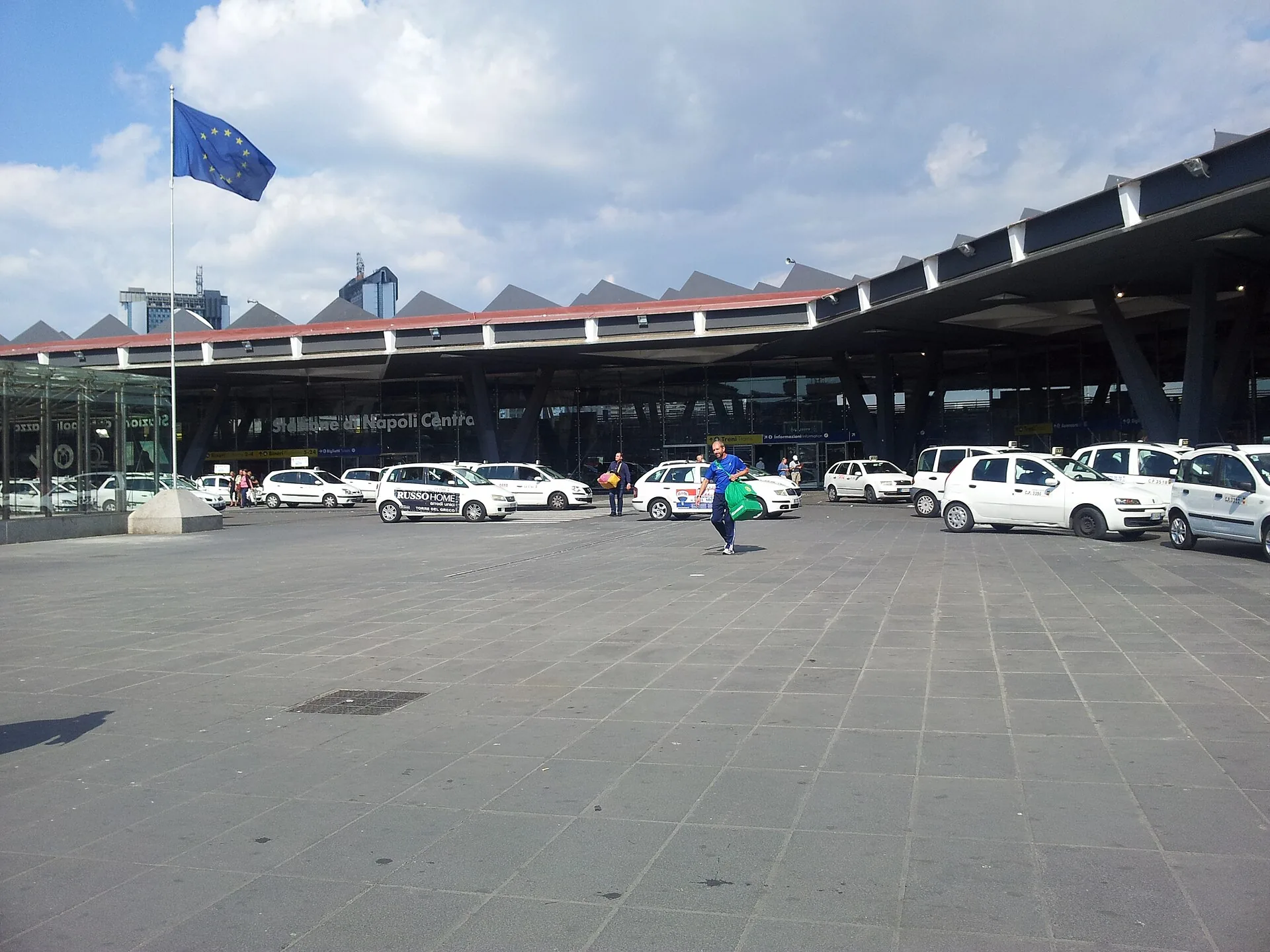 Il piazzale della stazione di Napoli Centrale con i taxi