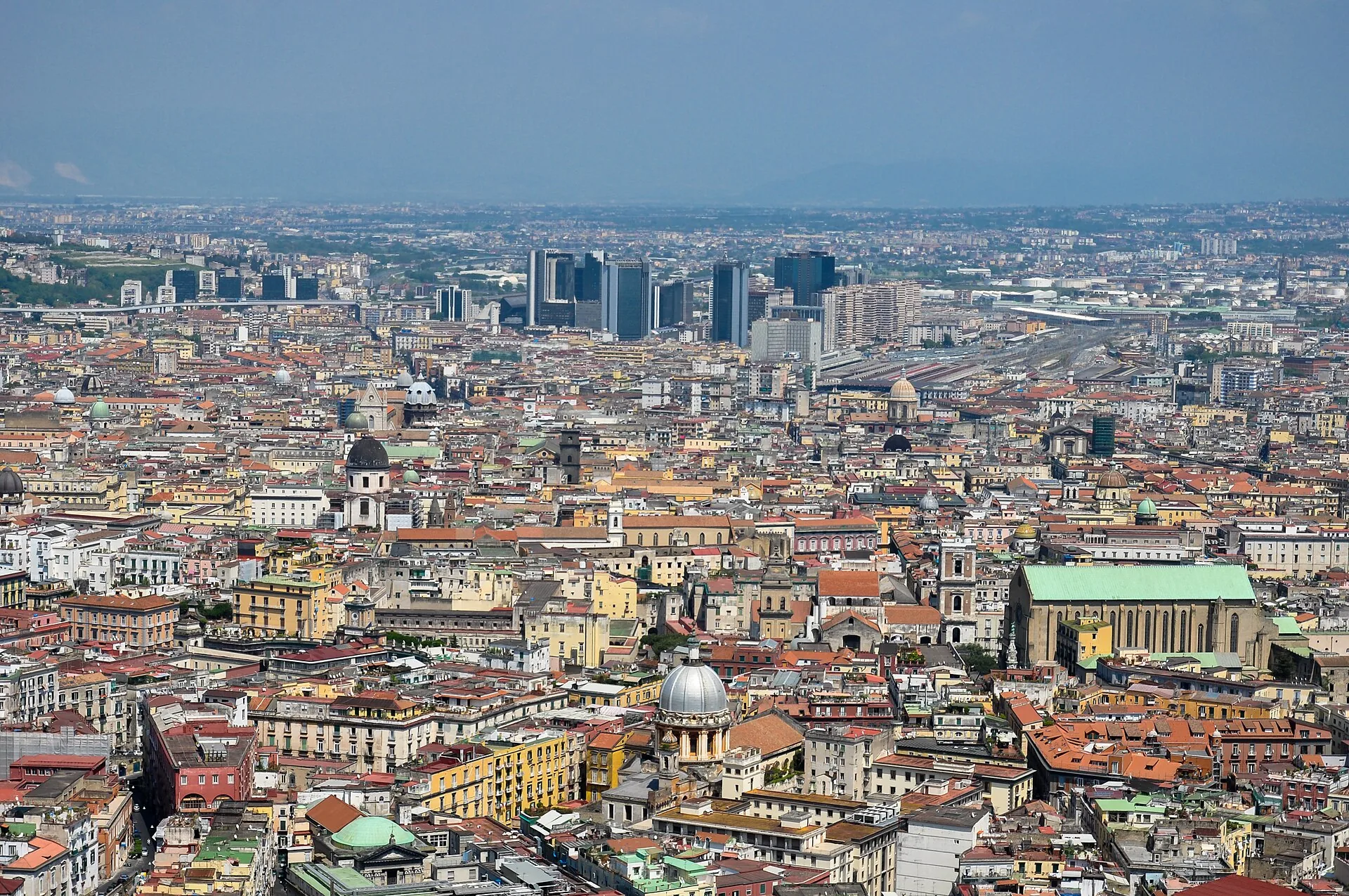 I tetti del centro storico di Napoli visti dall’alto