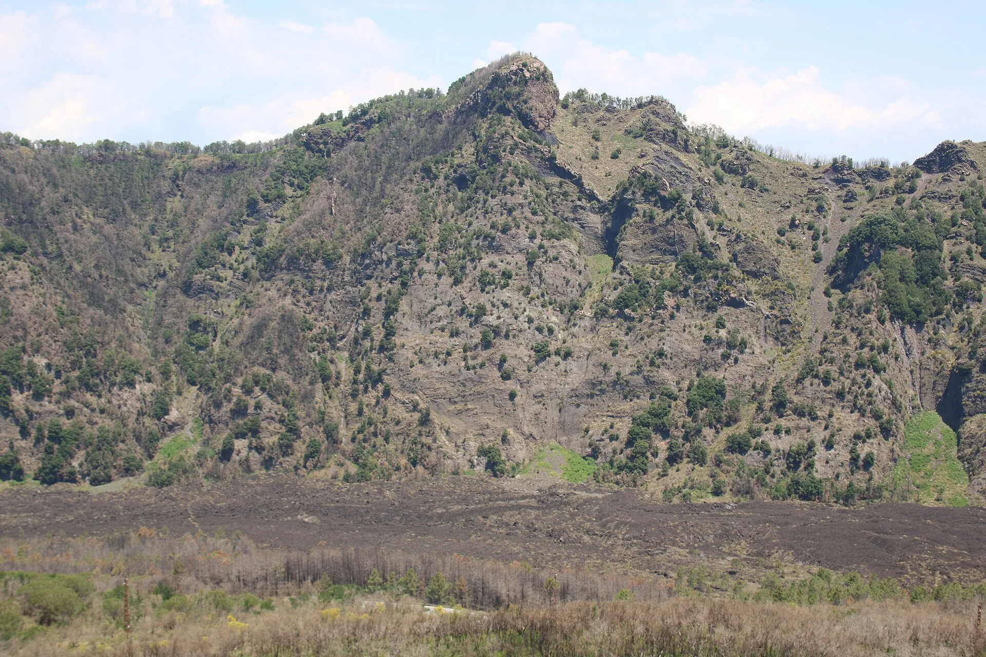 Le pareti rocciose del Monte Somma sopra la valle di lava