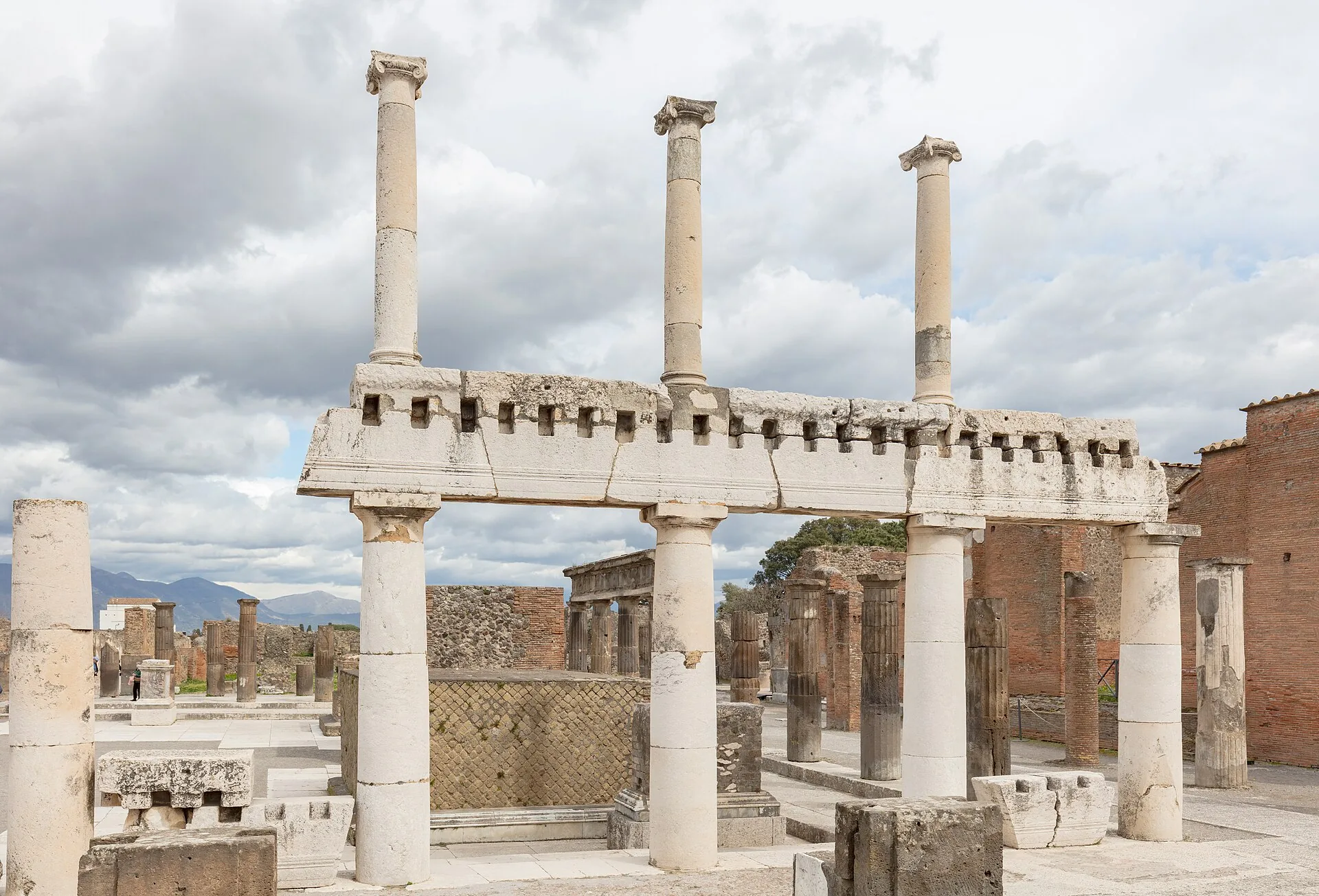 Le colonne del Foro di Pompei
