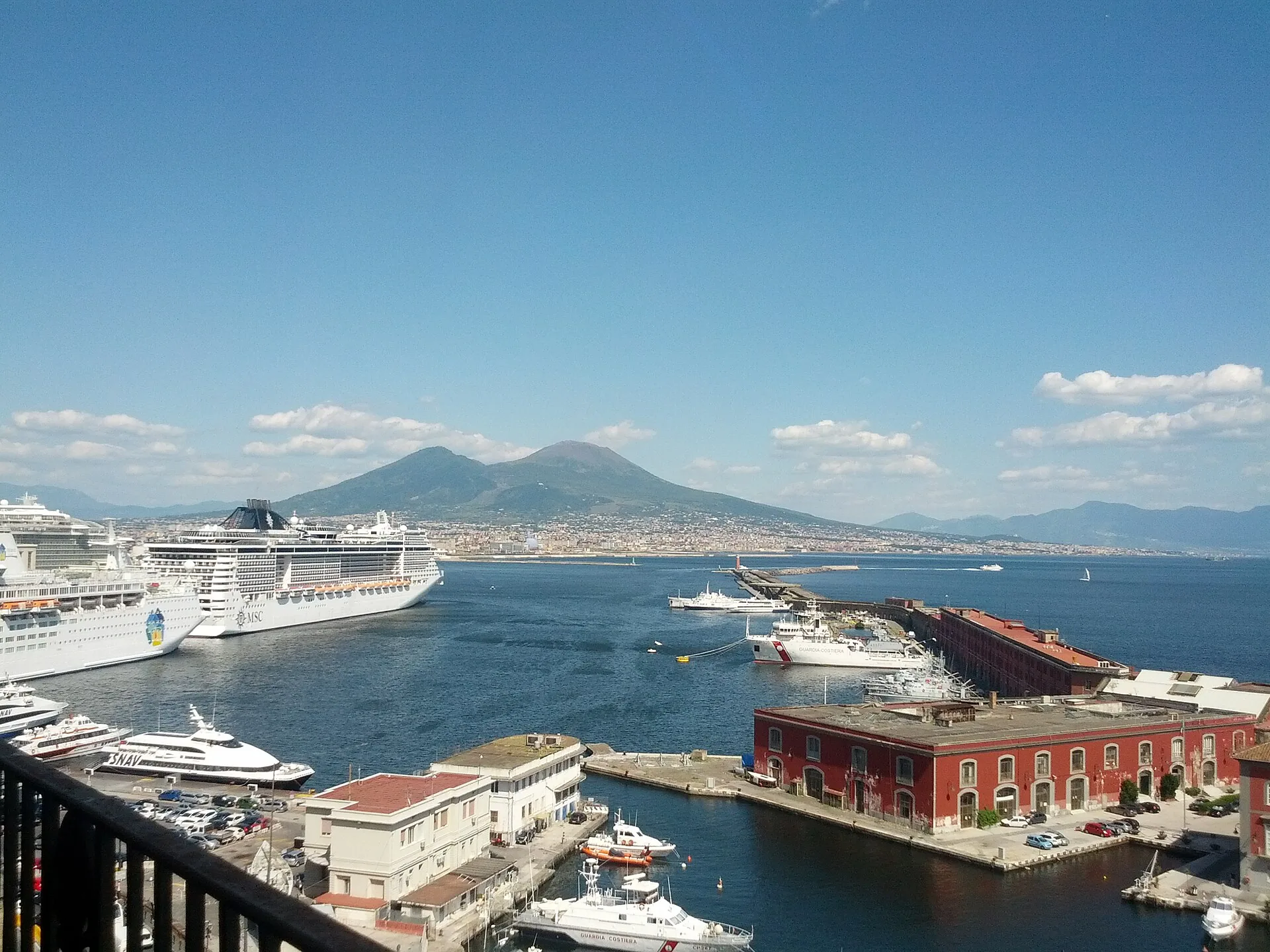 Il porto di Napoli con il Vesuvio sullo sfondo