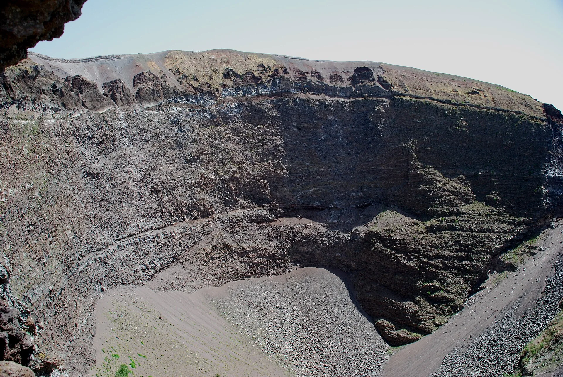 L’interno del cratere del Vesuvio con le pareti di roccia