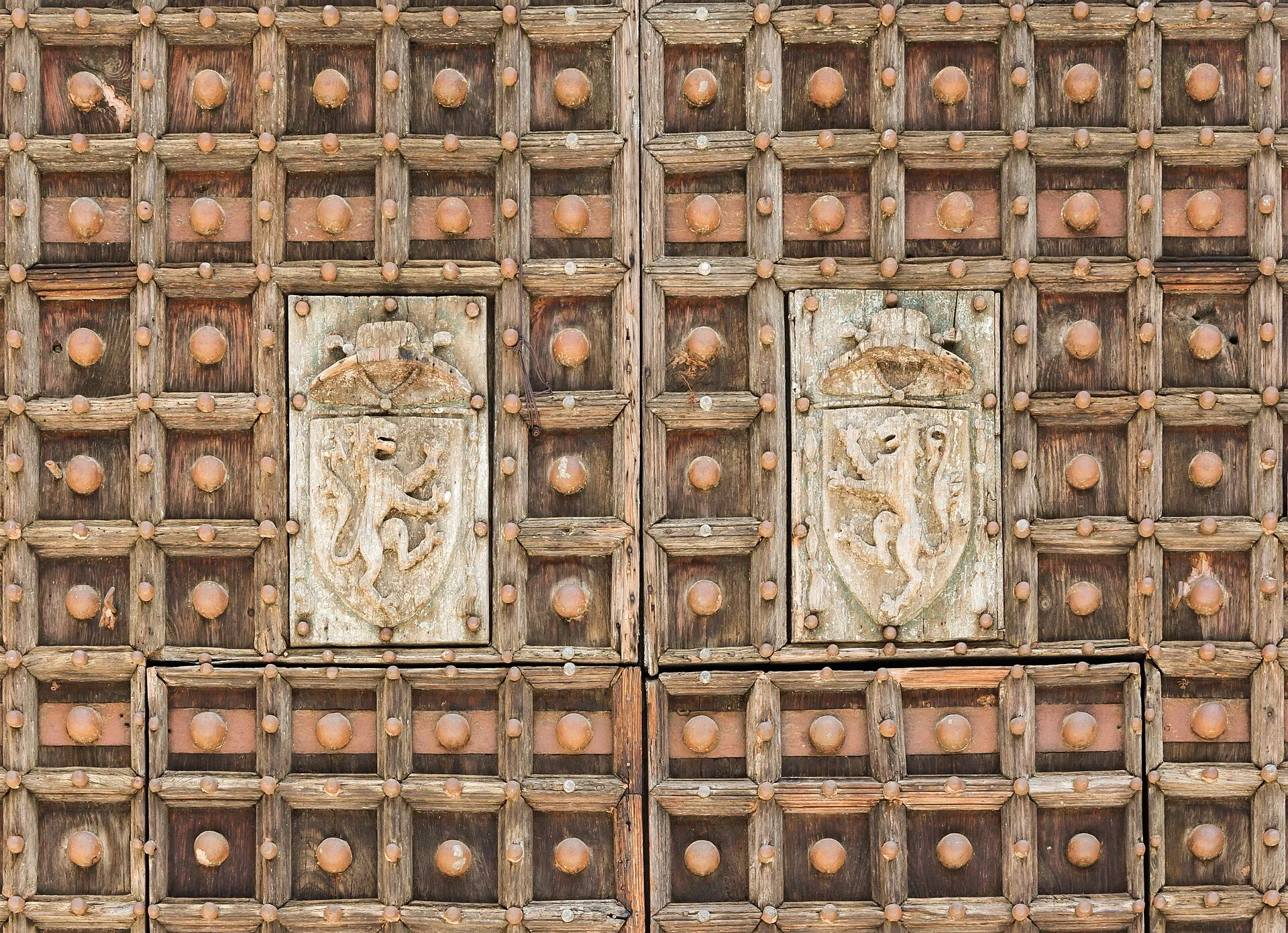 Un dettaglio del portale in legno intagliato del Duomo di Napoli