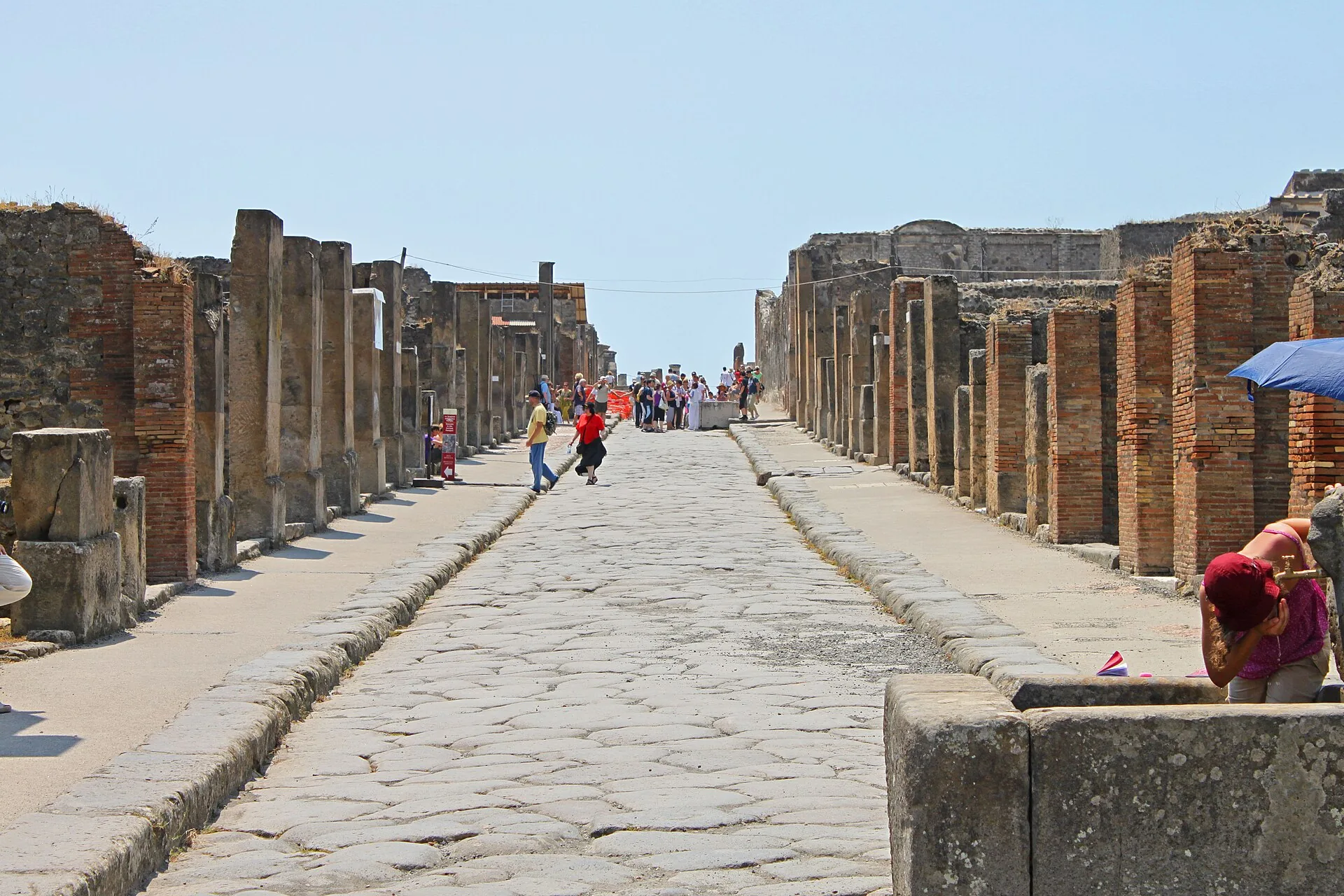 Via dell’Abbondanza a Pompei, con il selciato romano