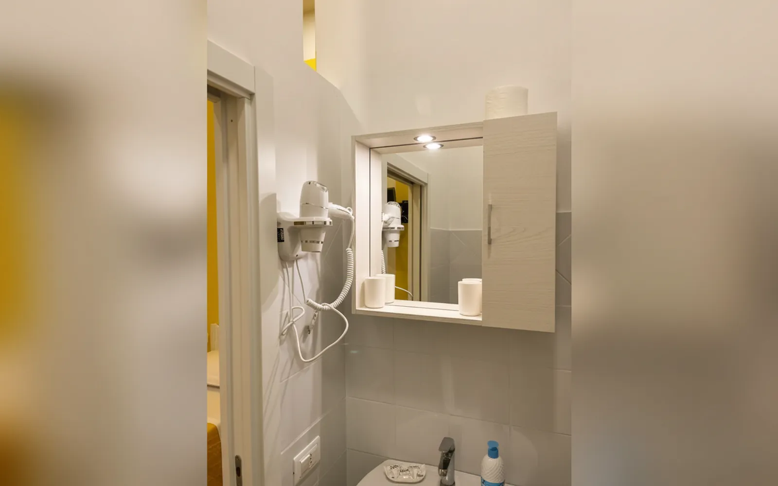 Il bagno privato della Camera Limone del Vesuvio con lo specchio e l’asciugacapelli