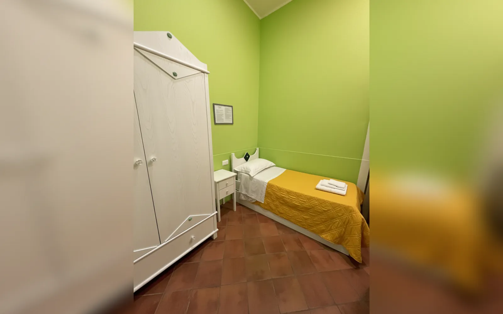L’armadio bianco e il letto nella Camera Pisello 100 Giorni del Vesuvio